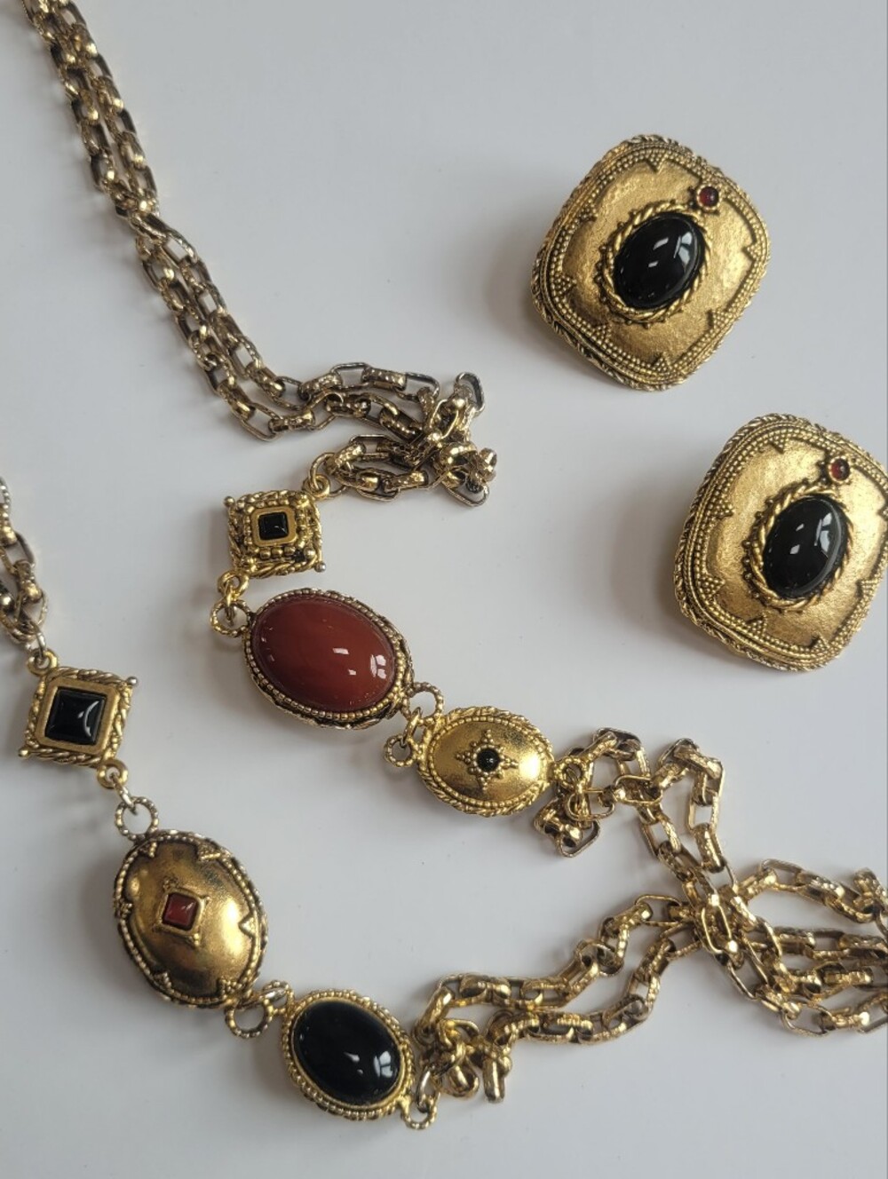 LAZULI Vintage Gold Tone Onyx & Carnelian Statement Necklace & Clip-On Earrings